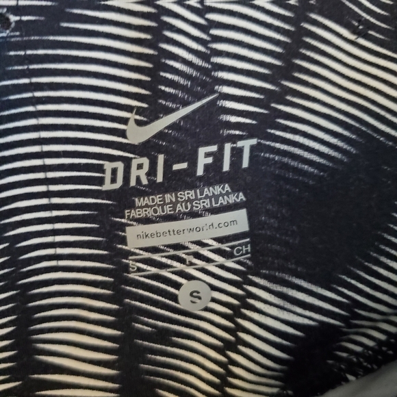 Nike Black Legendary Waves Printed Cropped Legging - Picture 10 of 11